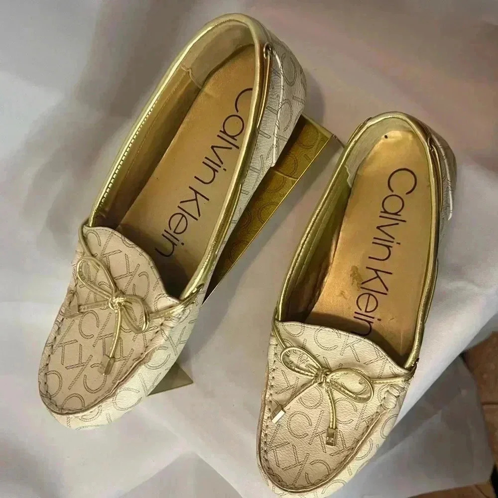 New CALVIN KLEIN WOMEN’S MOCCASINS SIZE 8.5 LAYA-T  GOLD BOW CK LOGO - Picture 6 of 7